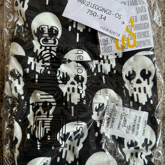 OS LuLaRoe Skull leggings from the Halloween collection. NWT - Picture 3 of 3